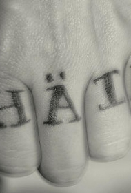手指黑色字母纹身图案