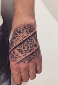 手背独特的黑白铁路道纹身图案