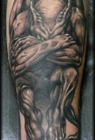 手臂逼真的悲伤石像鬼纹身图案