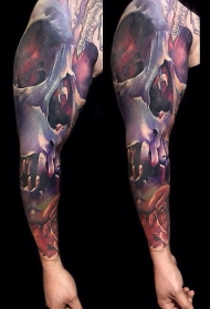 手臂彩色人类头骨与玫瑰花纹身图案