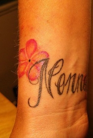 手腕彩色花朵与英文纹身图案