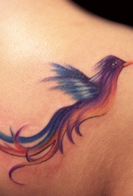 肩部漂亮的彩色小鸟纹身图案