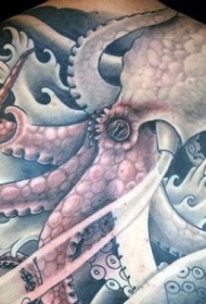 背部难以置信的彩绘章鱼和波浪纹身图案
