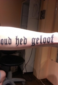 手臂伟大的哥特字母黑色纹身图案