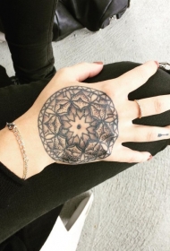 手背灰色点画风格的手工花纹身