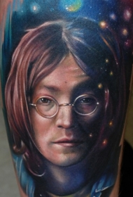 男子肖像和星空纹身图案