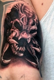 肩部棕色石头像面具与骨骼肌纹身