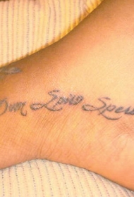 脚部字母DUM SPIRO SPERO纹身