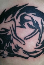 个性黑色部落风格卷曲狼纹身图案