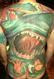 满背巨大恐怖的彩绘鲨鱼和潜水员纹身图案