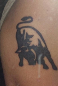 大臂简约的公牛纹身图片