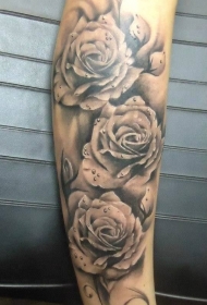腿部灰色逼真的玫瑰与水滴纹身图案