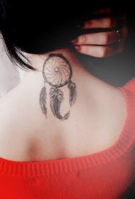 颈部和背部优雅的捕梦网纹身图案