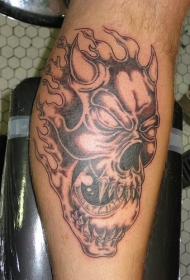 小腿恶魔在火焰中黑色纹身图案