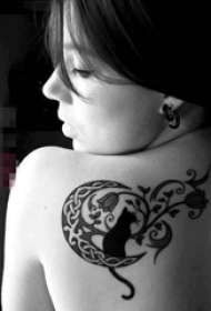 女生背部黑色素描月亮上的小猫纹身图片