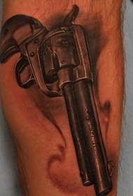 小臂写实的黑灰西方手枪纹身图案