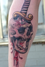骷髅被匕首刺破纹身图案