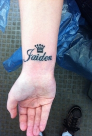 手腕简约的皇冠字母纹身图案