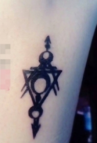 女生手臂上黑色几何个性线条纹身图片