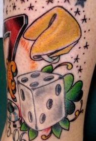 彩色骰子和四叶草纹身图案