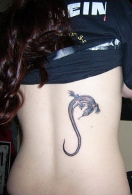 背部黑灰风格的小蜥蜴纹身图案