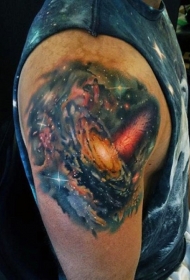 手臂彩色的星空个性纹身图案