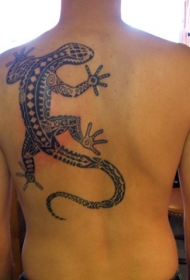 背部黑白爬行蜥蜴部落风格纹身图案