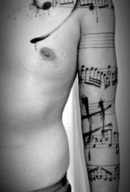 手臂黑色五线谱与音符纹身图案