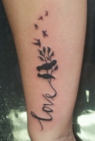 手臂上相爱的鸟设计纹身图案