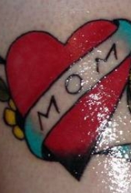 腿部彩色爱心与英文纹身图片