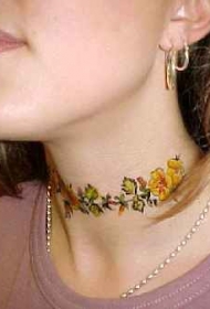 女性彩色繁茂的花环纹身图案