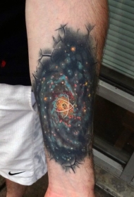 手臂壮观的彩色星空空间与原子纹身图案