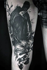 大腿神秘的黑色浆果和怪物纹身图案