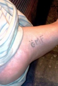 脚上自制英文字母纹身图案