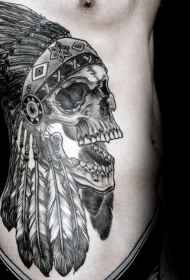 侧肋new school彩色印度骷髅与羽毛纹身图案