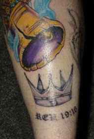 金色铃铛和皇冠字符纹身图案