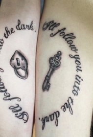 手臂上的锁与钥匙爱情纹身图案