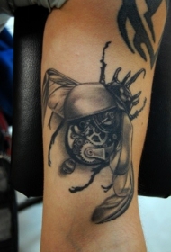 手臂黑灰色的机械甲虫纹身图案