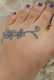 脚背卷曲的两朵花纹身图案