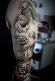 大臂美丽的妇女与儿童和玫瑰纹身图案