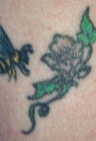 腿部彩色蜜蜂与花朵纹身图案