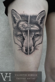 大腿雕刻风格黑色狐狸头部与鸟头骨纹身图案