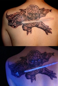 背部黑色的尤达和应该武士剑纹身图案