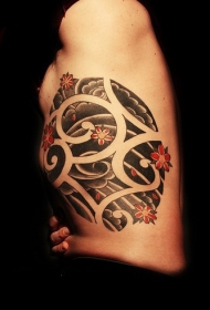 侧肋黑色的龙卷风与花朵纹身图案