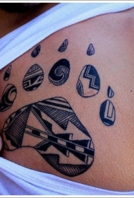 胸部黑色的熊爪印线条图腾纹身图案