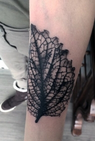 非常精致的黑白叶子手臂纹身图案