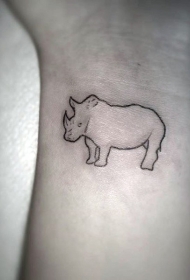 手腕简约微小的犀牛纹身图案