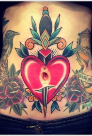 腹部匕首和红色心形纹身图案
