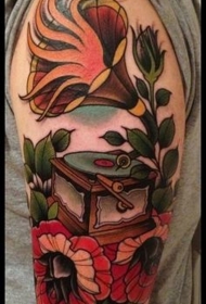 肩部彩色old school留声机纹身图案