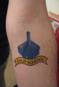 手臂彩色old school游戏站操纵杆纹身